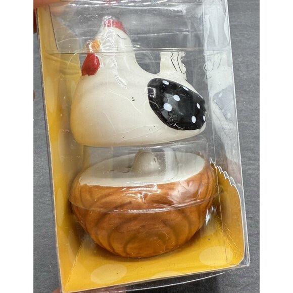 Boston Warehouse Hen House Hen On Nest With Eggs Salt & Pepper Set New In Box - Picture 4 of 5